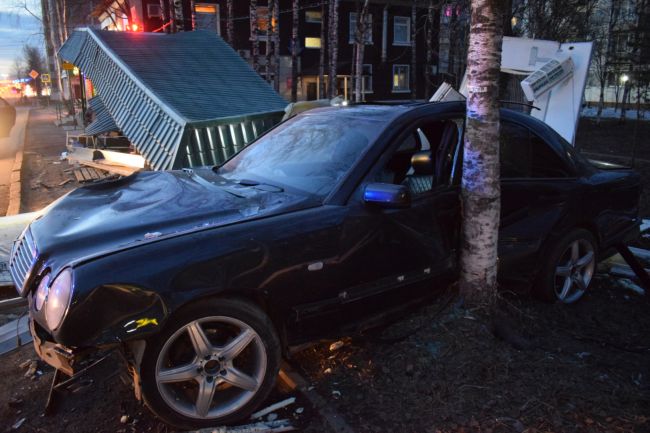 В Ухте пьяный водитель Mercedes-Benz въехал в остановку